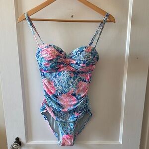 Lilly Pulitzer Print One-Piece flattering print and hidden  cups size 6
